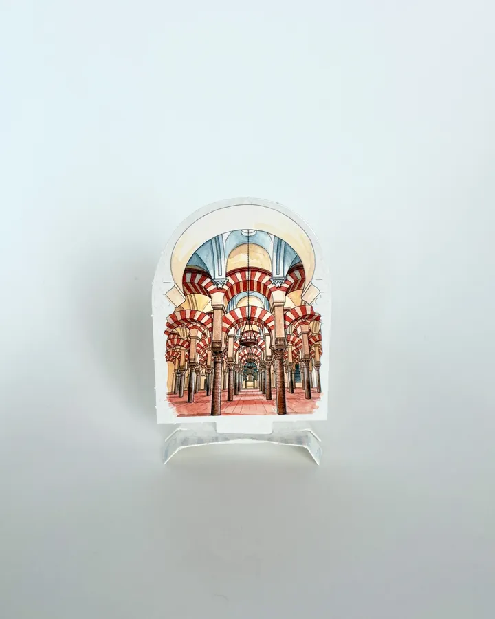 Figura de la Mezquita de Córdoba montada sobre su peana